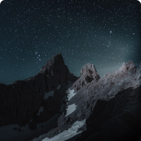 montanhas com ceú estrelado