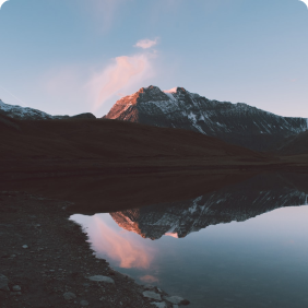lago e montanhas ao fundo